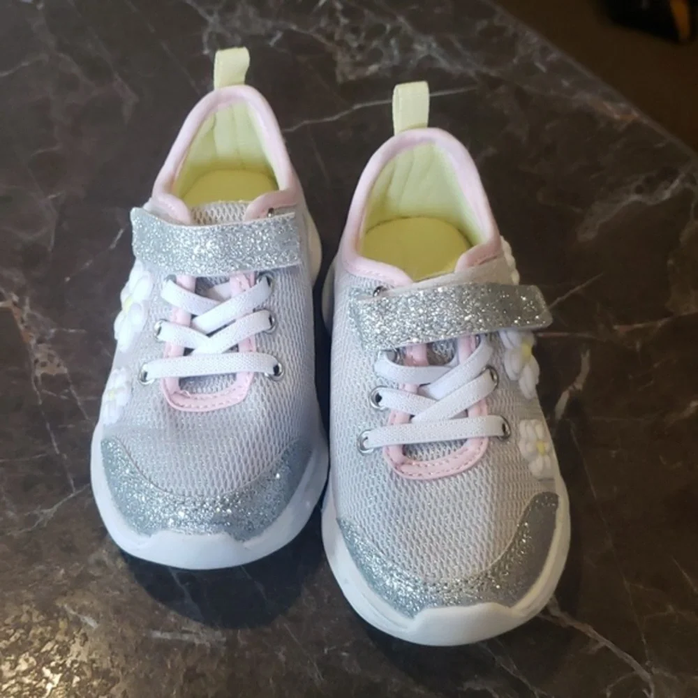 Carters Light‎ Up Velcro Sneakers Size 7M